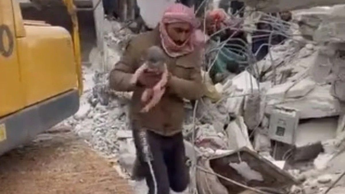 Milagroso: un rescatista sacó con vida a un bebé que nació entre los escombros en Siria. (Foto: Captura Video)&nbsp;