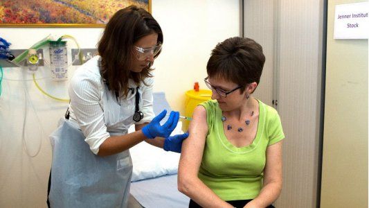 Mientras en Oxford ahora piden cautela con su vacuna, EE.UU. y China renuevan la esperanza de hallar una cura contra el COVID-19