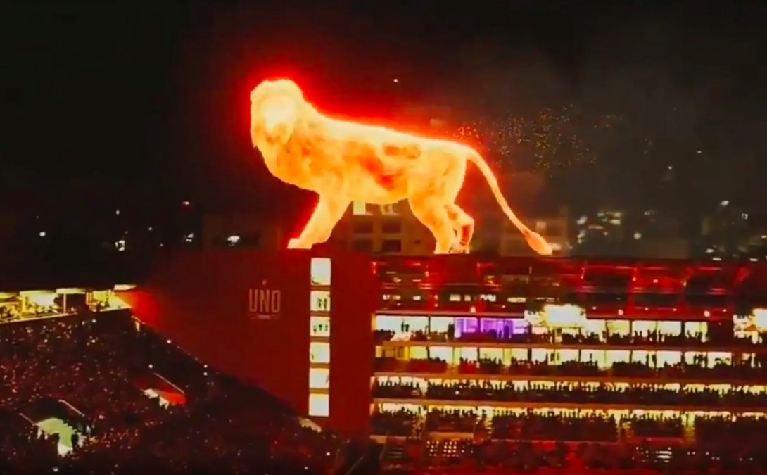 El impactante león de fuego que custodió el nuevo estadio de Estudiantes de La Plata