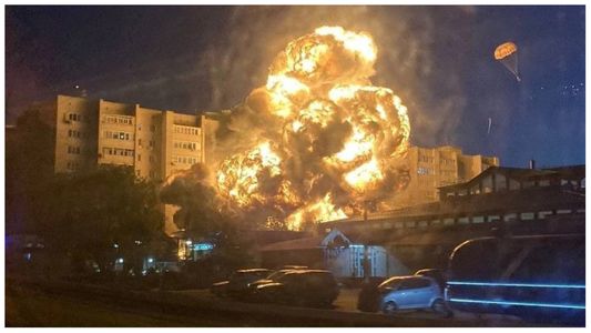 Video | El impactante momento en que un avión militar se estrella contra un edificio de departamentos en Rusia