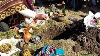 Salió a bailar con sus amigos y lo enterraron como ofrenda a la Pachamama