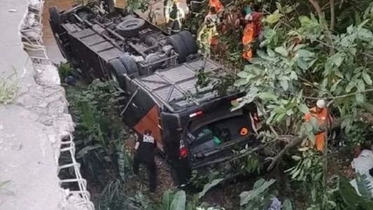Tragedia de Brasil: murieron tres futbolistas y un técnico al caer un ómnibus de un puente