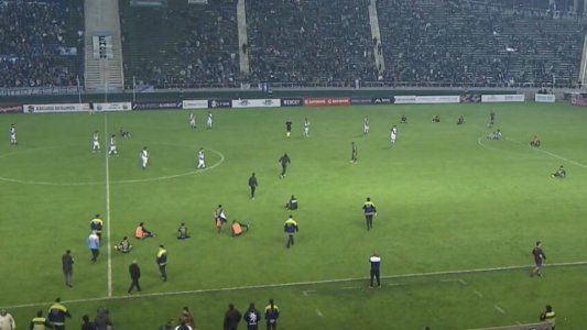 ¡Escándalo en el Federal A! San Jorge de Tucumán protestó el mal arbitraje sentándose y abandonó la final ante Alvarado