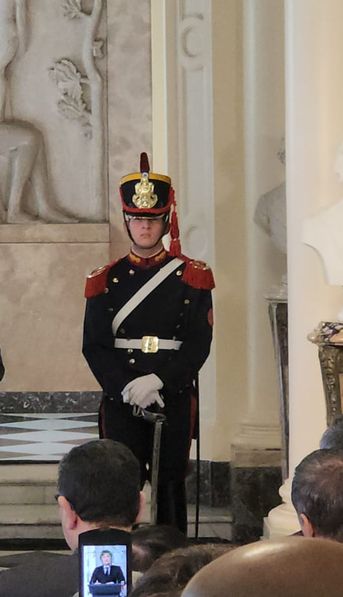 Milei inauguró el busto de Carlos Menem en Casa Rosada y contó que él le anticipó que sería presidente