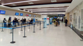 Se olvidaron a un egresado en el aeropuerto de Bariloche y la queja de su mamá se hizo viral: Que desastre