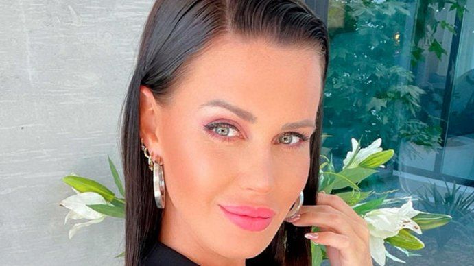 Natalie Weber se mostró de entrecasa, en pantuflas y sin una gota de maquillaje