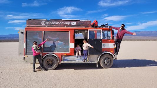 Dejaron su trabajo, vendieron su auto y ahora viven viajando en un camión de bomberos