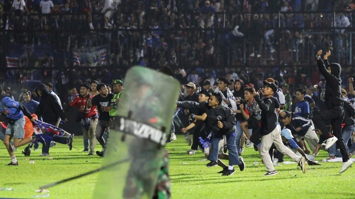 Los hinchas invadieron el campo de juego después del partido entre el Arema FC y el Persebaya Surabaya en Indonesia. 