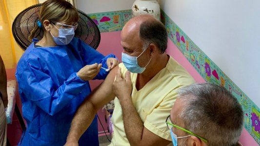 Vacunas COVID-19: Cómo anotarse y sacar turno en Chubut
