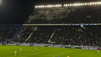 Vélez - Talleres. Un grupo de infiltrados disfrazados de socios locales desencadenó desmanes. Foto: @MesaDeportiva_ Vélez - Talleres. Un grupo de infiltrados disfrazados de socios locales desencadenó desmanes. Foto: @MesaDeportiva_