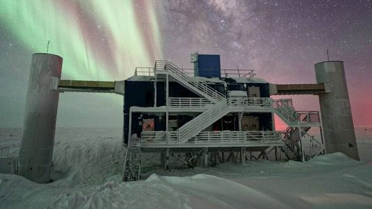 Nobel de Física 2026: quién es el científico que convirtió el hielo de la Antártida en un telescopio gigantesco