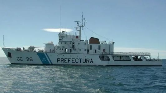 Buscan intensamente a un marinero que cayó de un barco pesquero