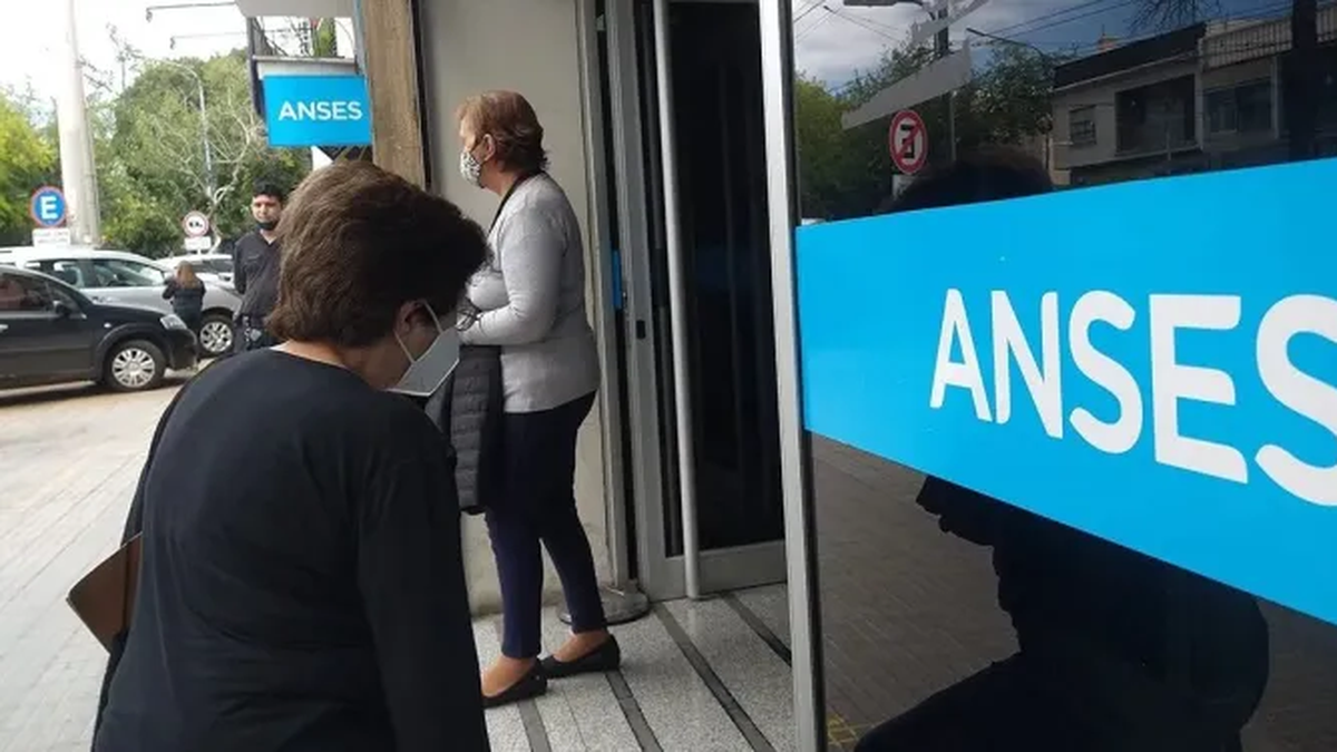 Jubilados con el haber mínimo recibirán el monto completo de $70.000 como refuerzo en febrero. Foto: Anses. Jubilados con el haber mínimo recibirán el monto completo de $70.000 como refuerzo en febrero. Foto: Anses.