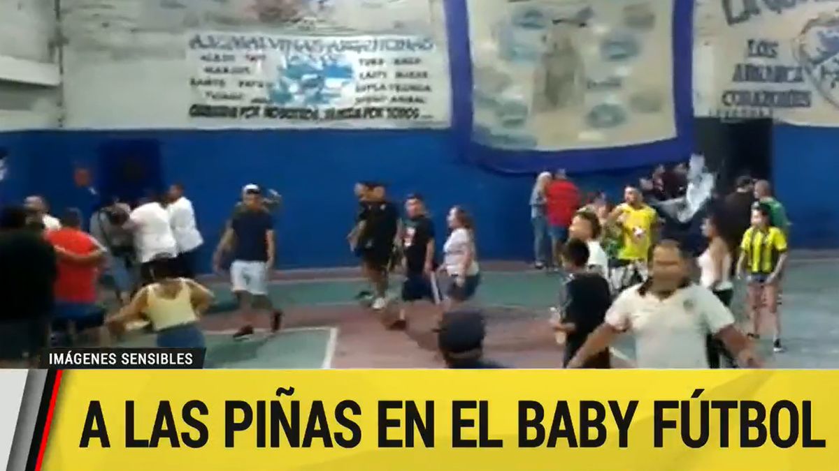 Papás a las trompadas en un partido de fútbol infantil en Villa Luzuriaga
