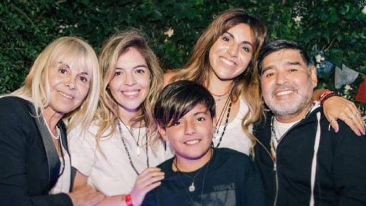 Diego Maradona con su familia