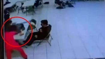 Video: Mujer le pega con un cinturón a un compañero de su hijo en la escuela