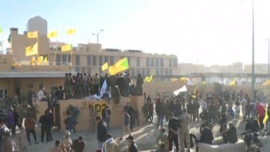 Iraquíes atacaron la embajada de EE.UU. en Bagdad como represalia contra un bombardeo norteamericano