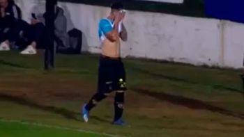 El video viral del jugador que hizo pis en medio del partido y ¡lo expulsaron!
