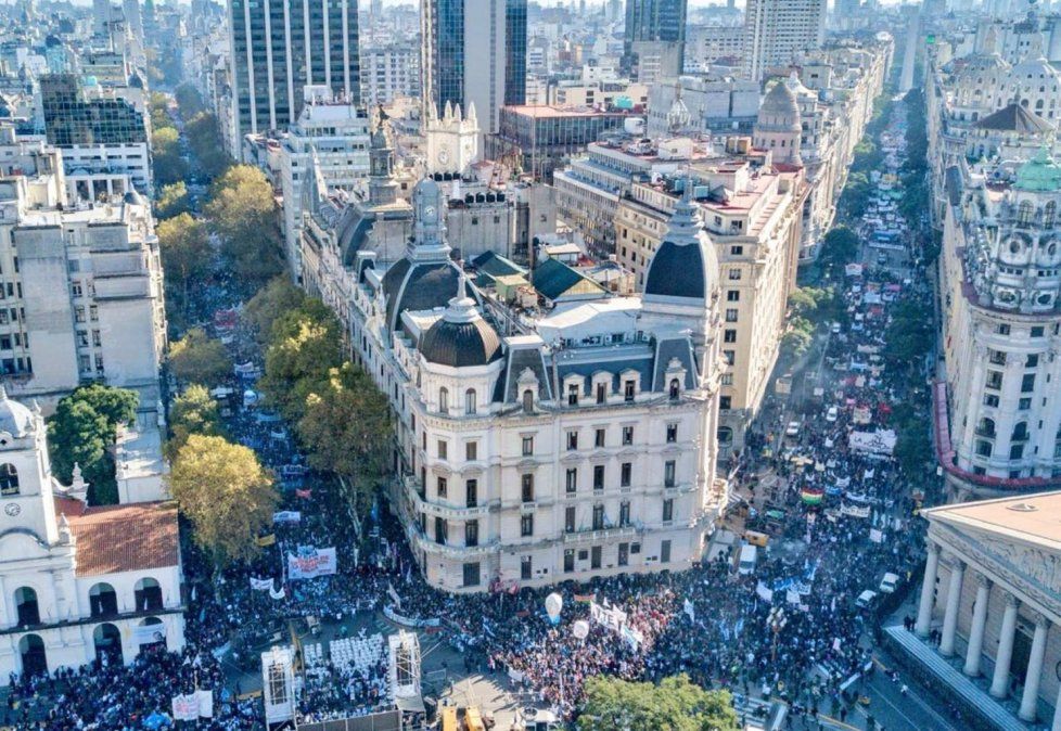 Con una multitudinaria marcha, los docentes le ponen presión al Gobierno sobre las paritarias