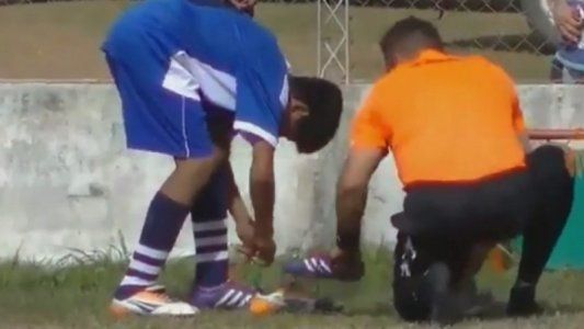 ¡Imágenes impactantes! Árbitro da sus botines a jugador que los tenía emparchados