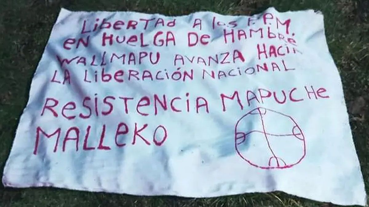 la proclama dejada luego del violento ataque de la resistencia ancentral mapuche, pidiendo libertad de lo que entienden como 