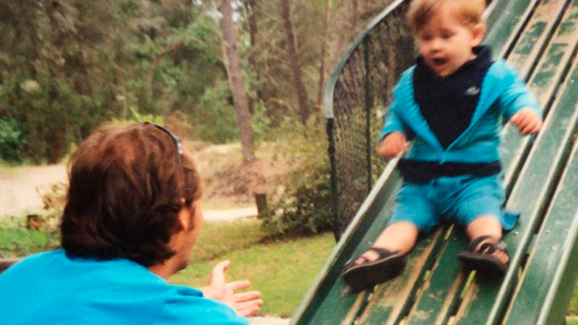 El conductor hace 40 días que no puede abrazar a su hijo y le dedicó esta foto con hermoso mensaje