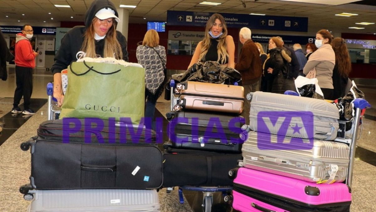 Karina Jelinek y su mejor amiga, como la define ella, Flor Parise, en su arribo a Buenos Aires. 