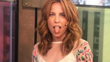 agustina kampfer se tiro al agua con remera y sin corpino