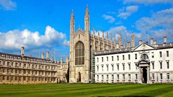 Tres estatuas de la Universidad de Cambridge amanecieron decoradas con gorros de Navidad