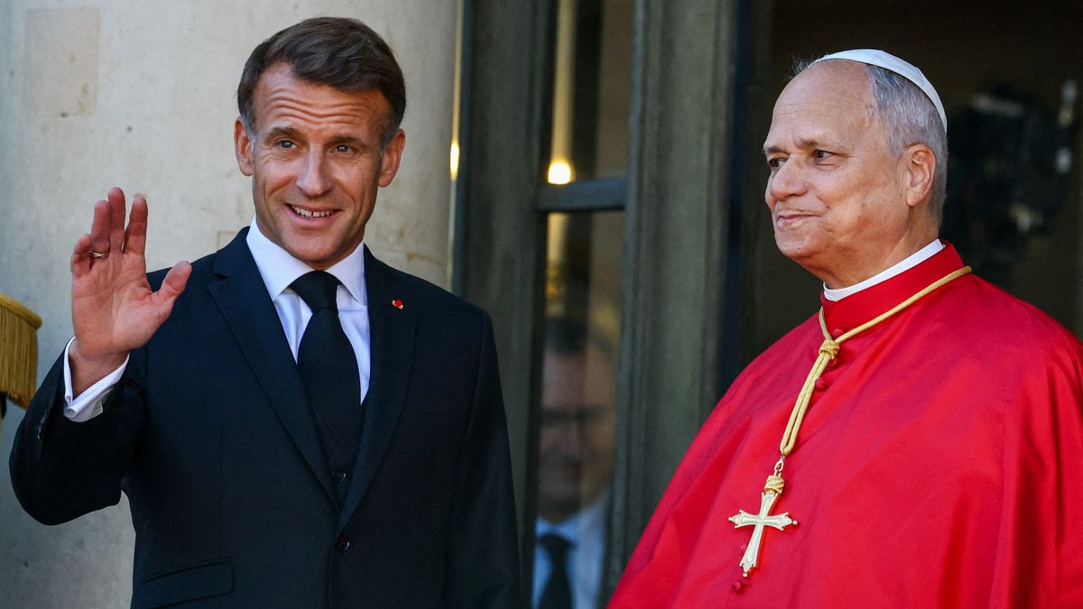 El Papa saludado por Emmanuel Macron en su llegada a Francia. Antes, se refirió a la crisis humanitaria de Ceuta. (Foto: Reuters)