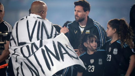¿Nueva sanción? La escandalosa reacción inglesa a la bandera argentina de Malvinas en la despedida de Messi