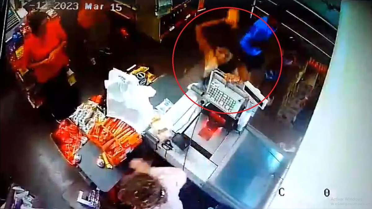 Video: una pareja atacó brutalmente a empleadas de un supermercado por el precio de unas galletitas.