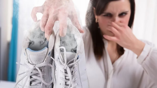 Mostró el truco definitivo para eliminar los malos olores de las zapatillas y se volvió viral