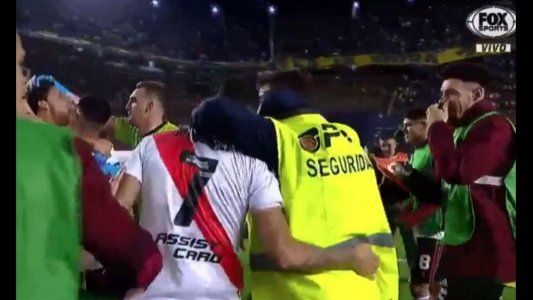 El pase del año: el vigilador de Boca, que fue despedido por festejar con los jugadores de River, podría terminar trabajando en el Monumental