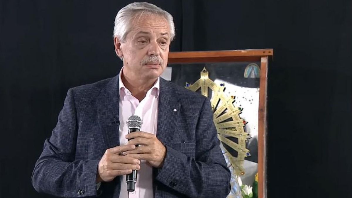 Alberto Fernández fue diagnosticado con una hernia de disco lumbar tras atenderse en el Otamendi (Foto: NA).