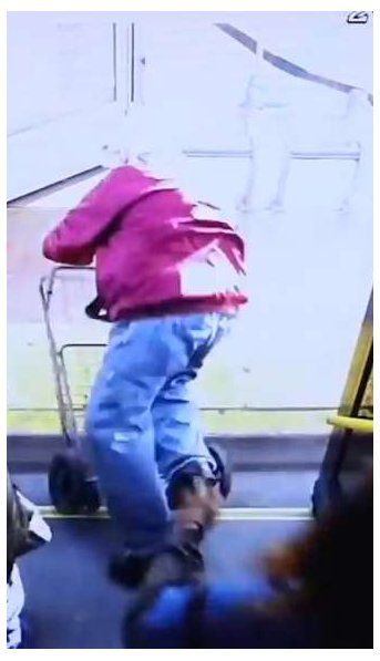 Arrestaron a una mujer que empujó de un micro a un anciano y murió por el golpe