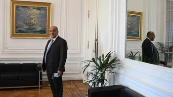 Juan Manzur, jefede gabienete de ministros, en su despacho. (Foto: Telam - Pablo Añeli)