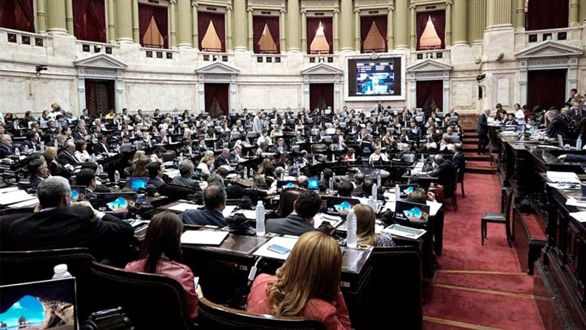 Los diputados pasarán a cobrar sueldos de hasta $172 mil y desde la izquierda piden frenar el salariazo
