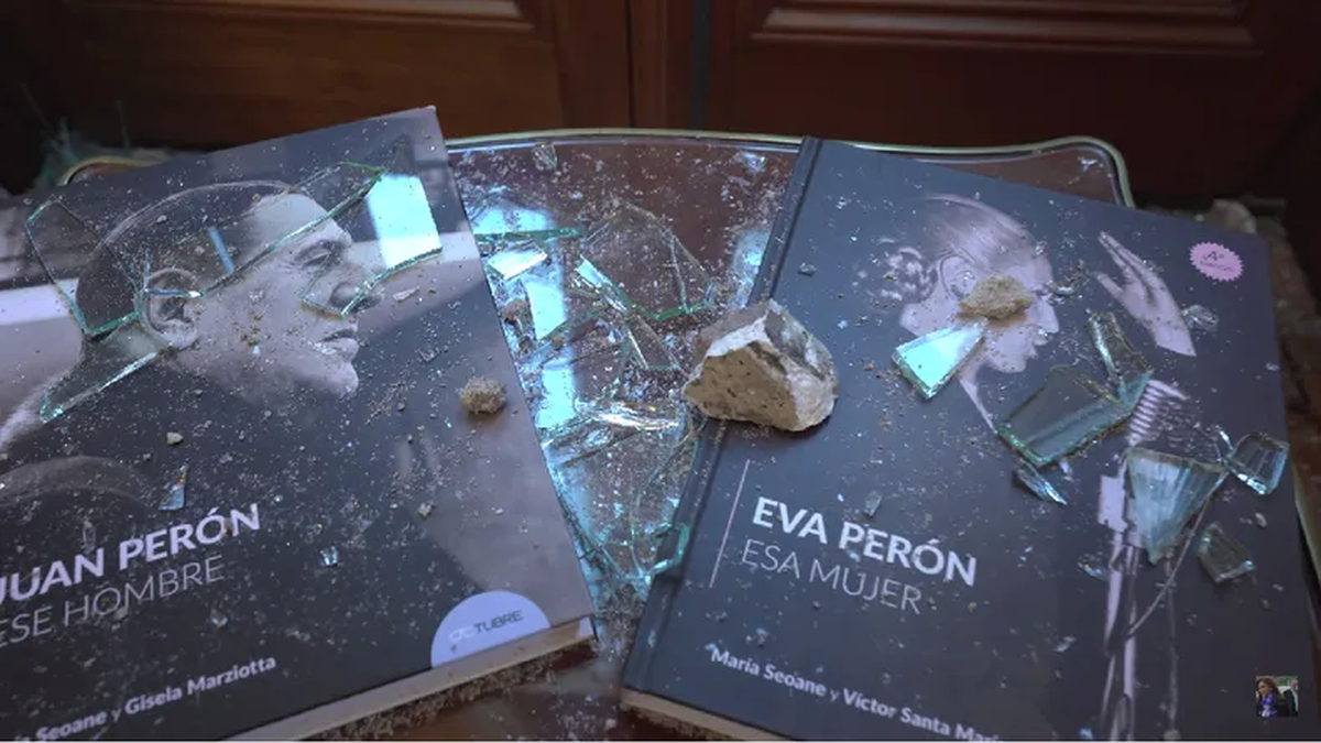 Vidrios y piedras en el despacho atacado de Cristina Fernández.&nbsp;