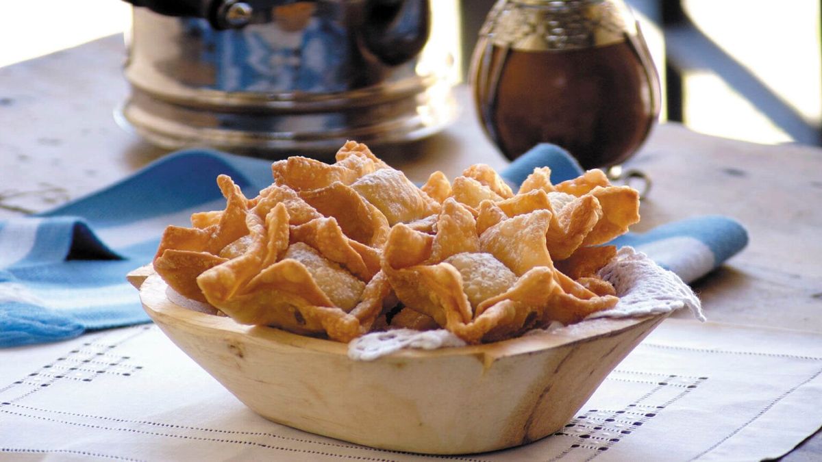 Los pastelitos de membrillo o batata son uno de los clásicos de las fechas patrias. Con una masa hojaldrada y un relleno dulce