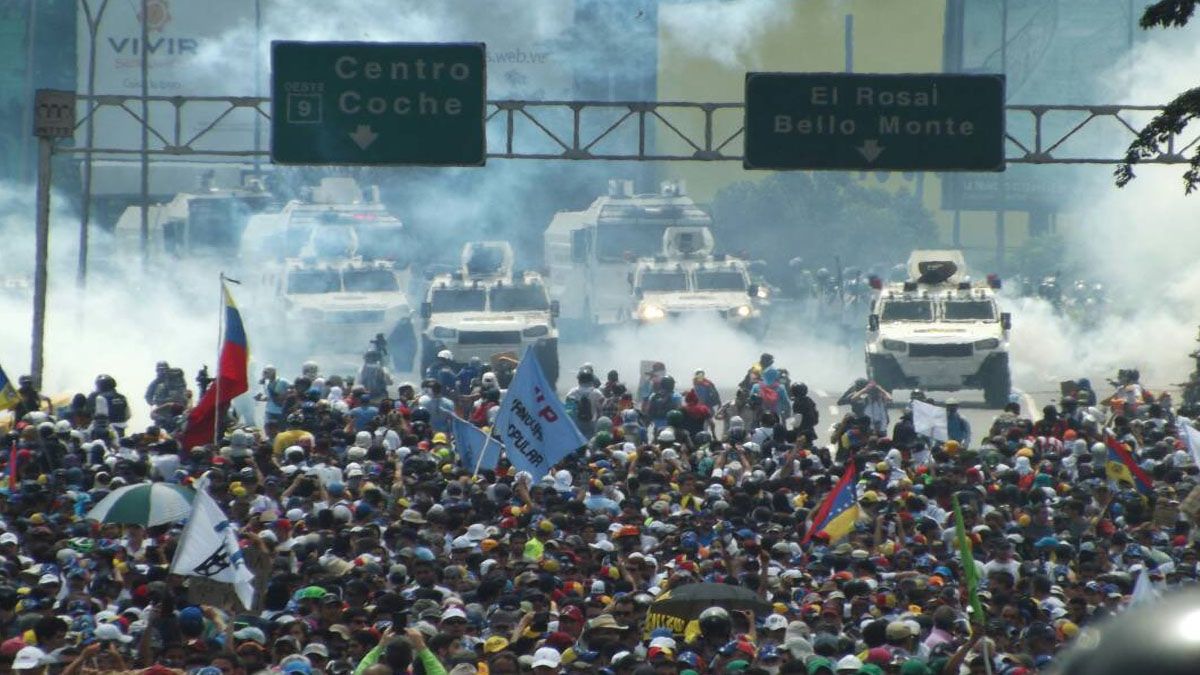 Miles de caraqueños marchan por las calles en protesta por el resultado electoral que dio ganador a Maduro.( Foto: Gentileza LCRN)
