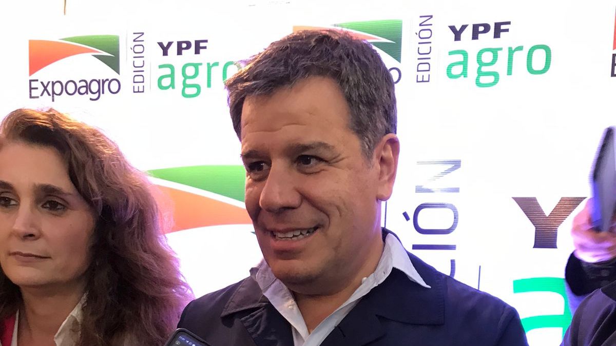 Facundo Manes, uno de los que tuvo que suspender su recorrida por los stands de Expoagro a causa de la lluvia.