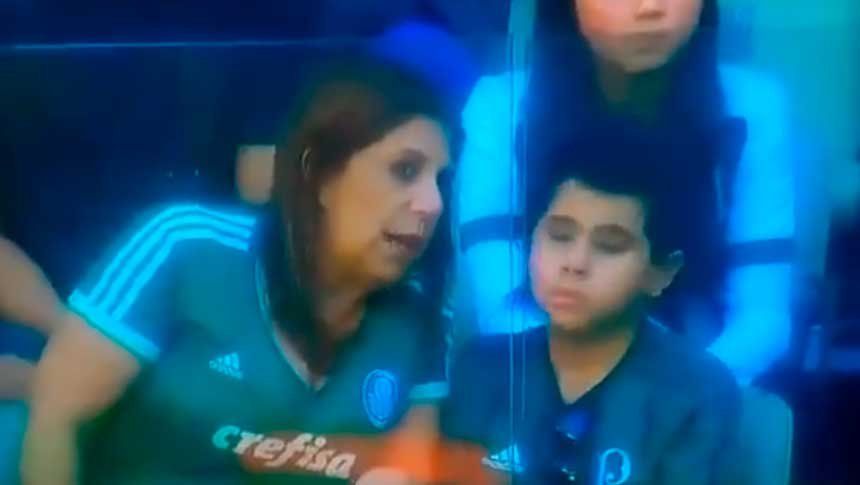 La imagen que conmueve a Brasil: una madre acompañó a su hijo ciego a la cancha para relatarle el partido