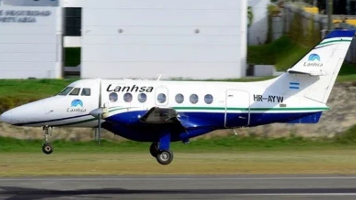El avi&oacute;n que cay&oacute; al agua y caus&oacute; la muerte de 12 personas en Honduras. (Gentileza Breaking Aviations)