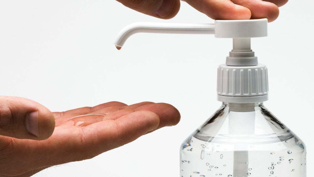 Autorizan a farmacias porteñas a elaborar alcohol en gel y repelentes