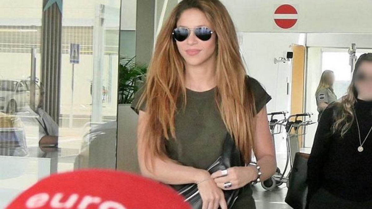 Shakira reaccionó con una sarcástica sonrisa al ser consultada por la nueva novia de Gerard Piqué en el aeropuerto de Barcelona. 