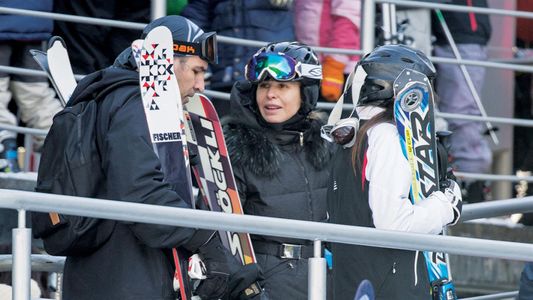 Reapareció Karina Rabolini: las fotos en el Sur junto a su novio y exjefe de prensa