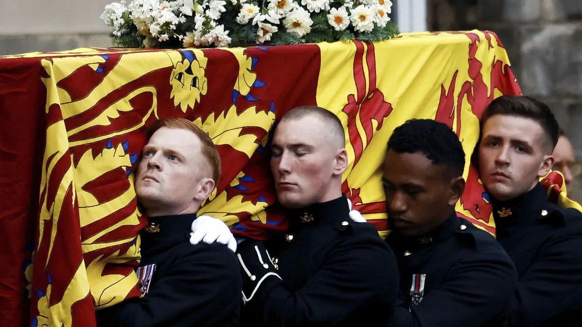 la bandera que adornó el ataúd de la reina Isabel, dividida en cuadrantes con un significado cada uno (Foto: Gentileza The Times).