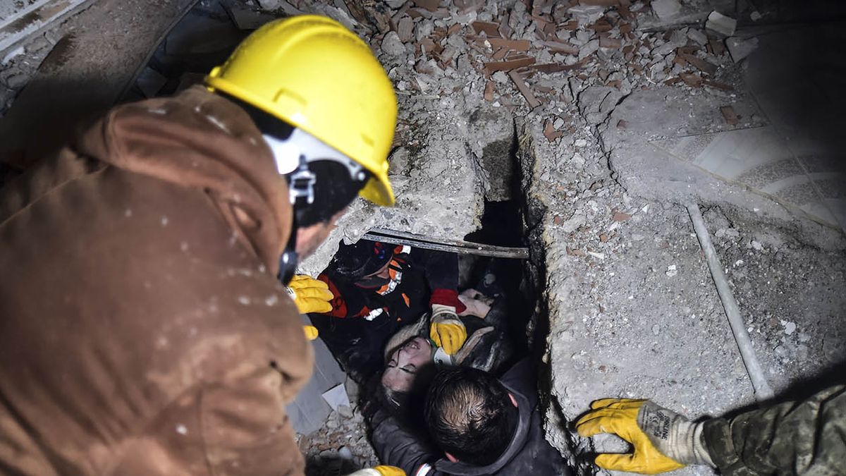 Equipos de emergencia rescatan a una mujer de entre los escombros de un edificio que se vino abajo tras un sismo
