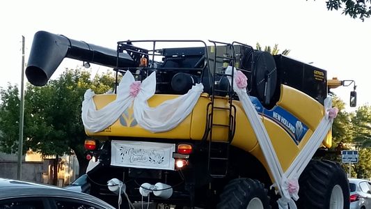 Del campo al altar: una pareja llegó a la iglesia para dar el sí a bordo de una cosechadora